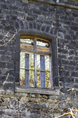 Taş duvarlı bir pencere