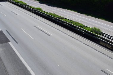 beyaz ve siyah çizgileri olan otoyol