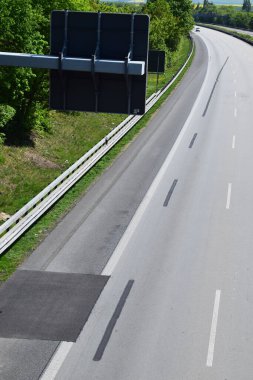 Şehrin kırsal kesimlerinde yol işaretleri ve işaretler var.