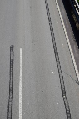 Çizgileri ve çizgileri olan yol