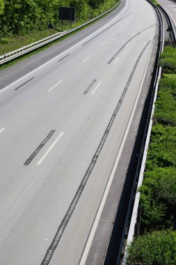 Beyaz asfalt ile boş otoyol