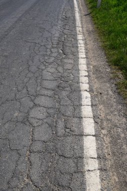 Beyaz çizgileri olan asfalt yol yüzeyi