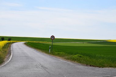 Kırsal kesimde bir yol manzarası