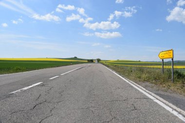 Kırsalda asfalt yol