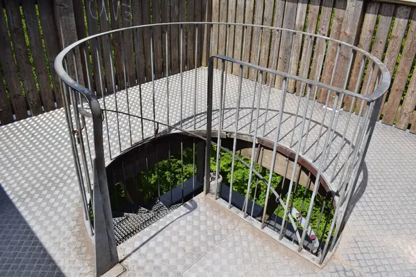 Modern metal spiral merdiven