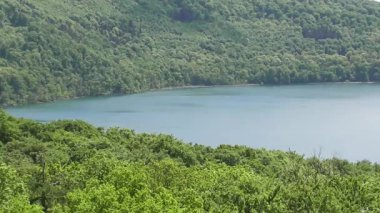 Göl ve mavi gökyüzü