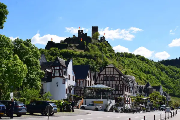 Burg Metternich ile Beilstein kasabası