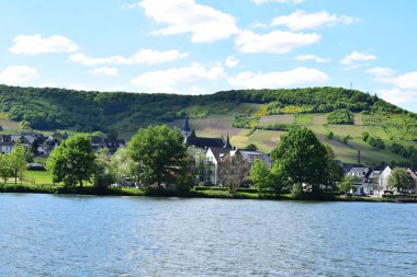Mosel 'deki Ellenz köyü manzarası, Almanya,