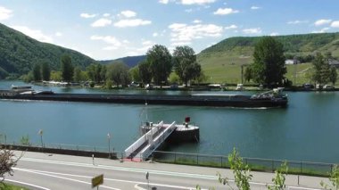 Beilstein 'den geçen kargo gemisi, Mosel Vadisi
