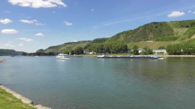 Nehir manzarası ve şehir manzarası