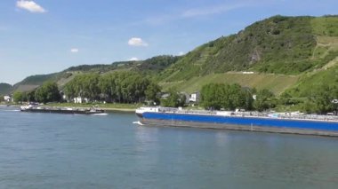 Gemi ve nehir arka planda.