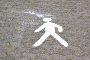 Adam kaldırımda yürüyor.