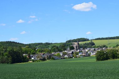 Dağlardaki eski köyün manzarası
