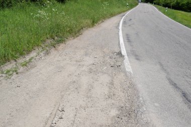 Kırsalda asfalt yol