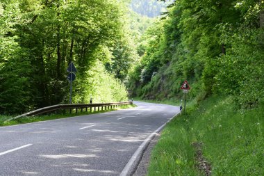 Dağlarda yol