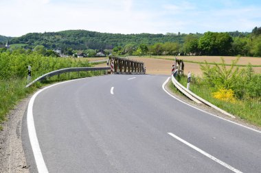 bir köprü olan yol