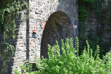 Şehirdeki nehir köprüsü