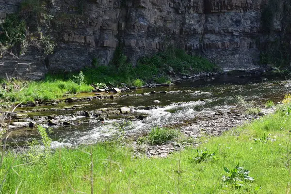 Dağlardaki nehrin güzel manzarası
