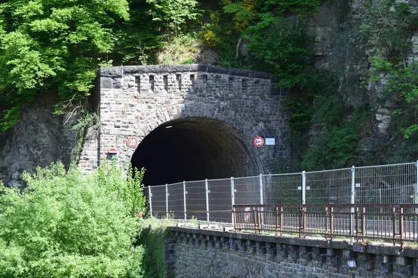 Dağlardaki nehir köprüsü.