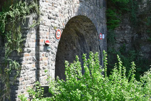 Şehirdeki nehir köprüsü