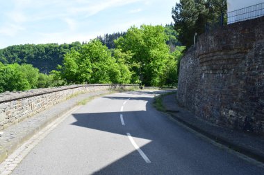 Dağlarda yol