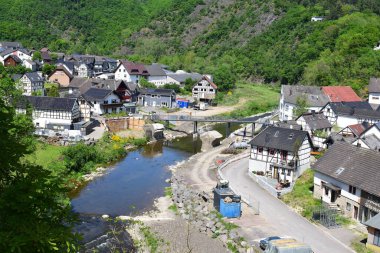 2025 'te Schuld' da yıkılmış bölgeleri olan nehir kıyısı.