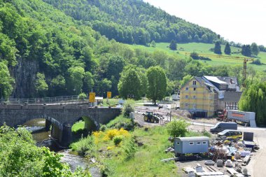 2025 yılında Almanya 'nın Schuld an der Ahr bölgesindeki eski taş köprü.