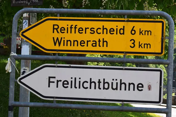 Dünya 'ya giden yol işareti