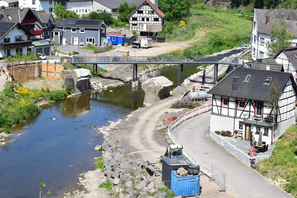 2025 yılında Schuld an der Ahr, Almanya 'nın afet bölgesinde geçici bir köprü.