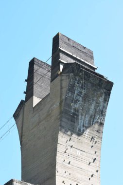 Eski terk edilmiş bina, köprü direği.