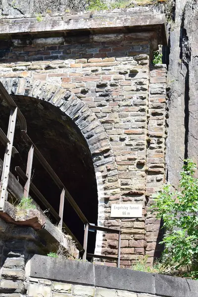 2020 'deki selden önce eski Altenahr tüneline giriş.