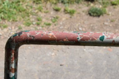 Eski paslı metal boru