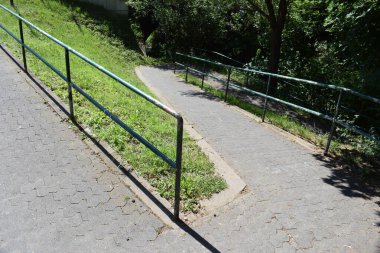 Şehir parkındaki yol.