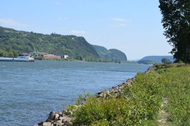Andernach ve Bad Breisig yakınlarındaki Rhine nehri.