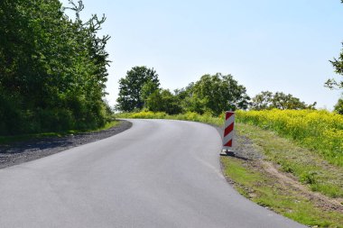 Yaz aylarında kırsalında yol