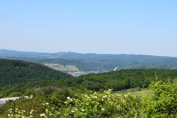 İsrail 'in kuzeyindeki dağların vadisi köyünün manzarası.