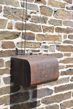 Duvardaki klasik metal kutu.