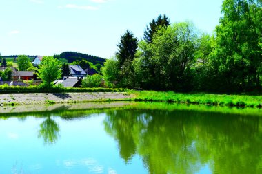 Şehirdeki güzel göl manzarası