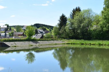 Şehirdeki bir nehrin manzarası