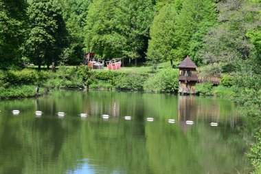 Göl ve eski ahşap köprü