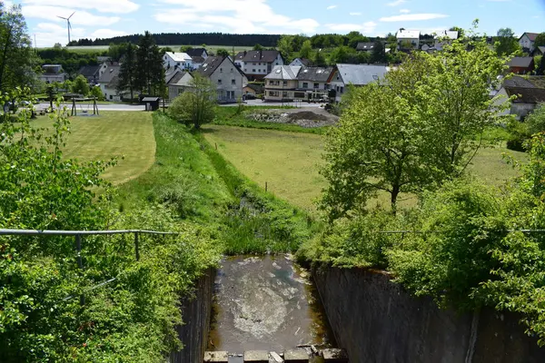 Dağlardaki küçük bir köyün manzarası