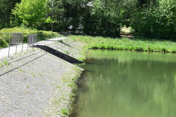 Parktaki küçük göl.