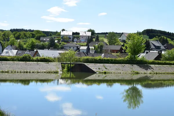 Bir köy manzaralı bir baraj.