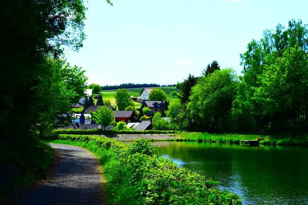 Rezervuar gölünün arkasında bir köy var.
