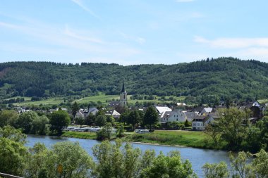 Sabahleyin nehir manzarası.