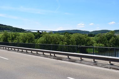 Dünyanın en ünlü simgesi olan eyaletin şehir merkezindeki yol manzarası