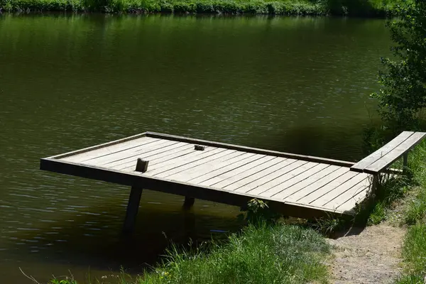 Göl kıyısındaki ahşap iskele