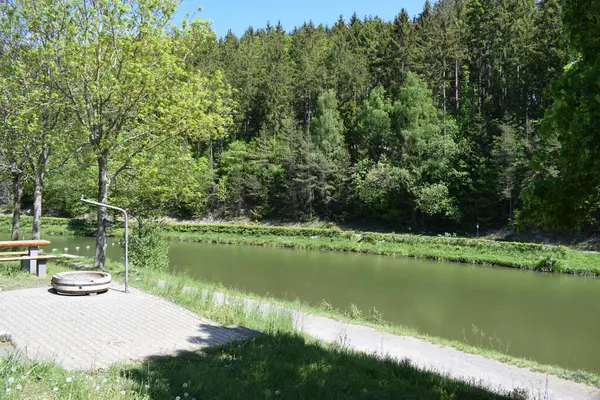 Parktaki nehrin güzel manzarası.