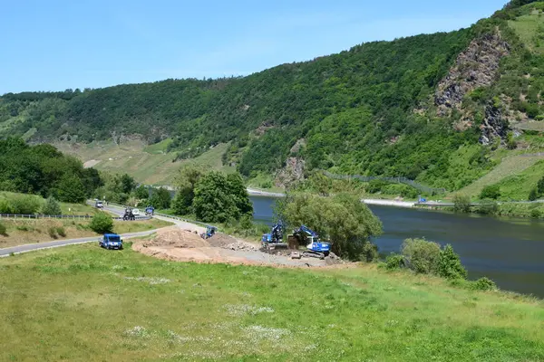 Dağlarda bir nehir manzarası