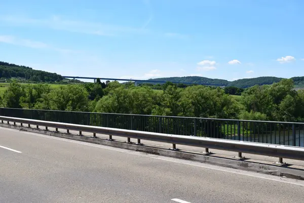 Dünyanın en ünlü simgesi olan eyaletin şehir merkezindeki yol manzarası